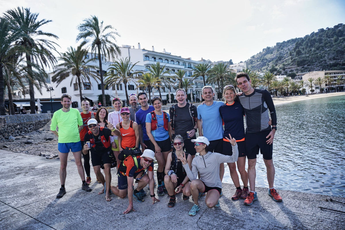 Trailrunning-Gruppe von SOMMERKIND Sportreisen am Hafen auf Mallorca